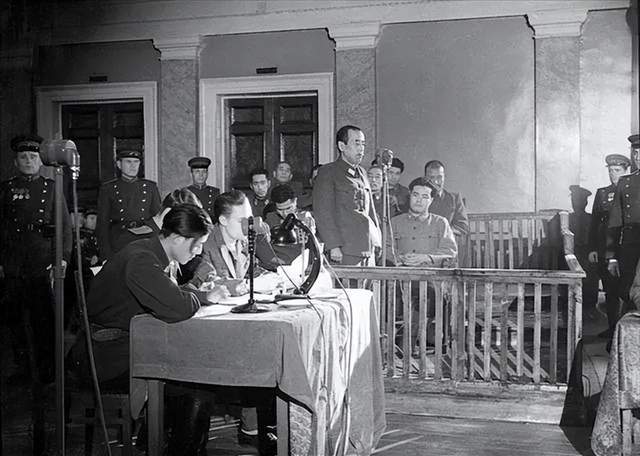 离谱!俄罗斯把日本雇佣兵俘虏关笼子里游街示众?和中国有关系?