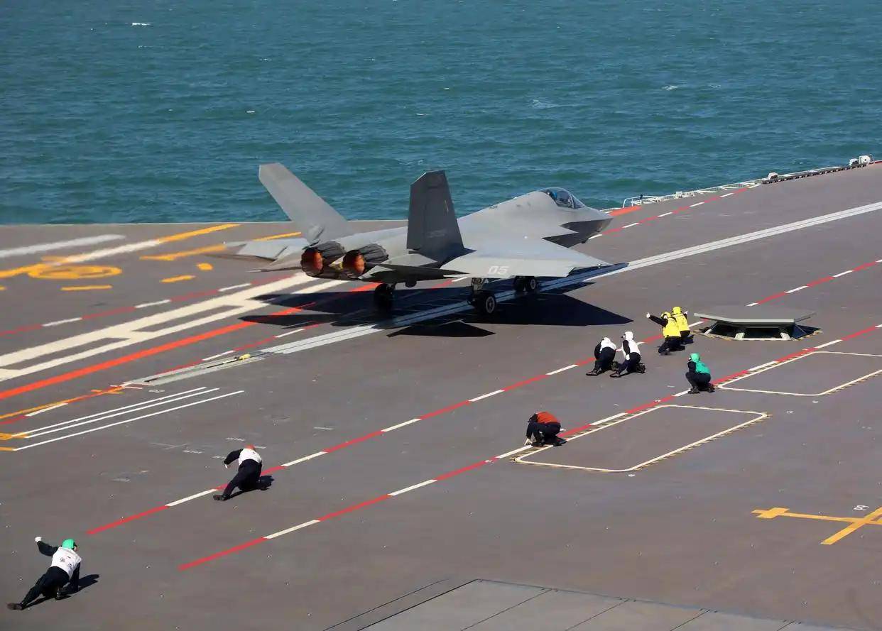 现场高清大图！一起感受舰载机弹射起飞“首秀”震撼瞬间