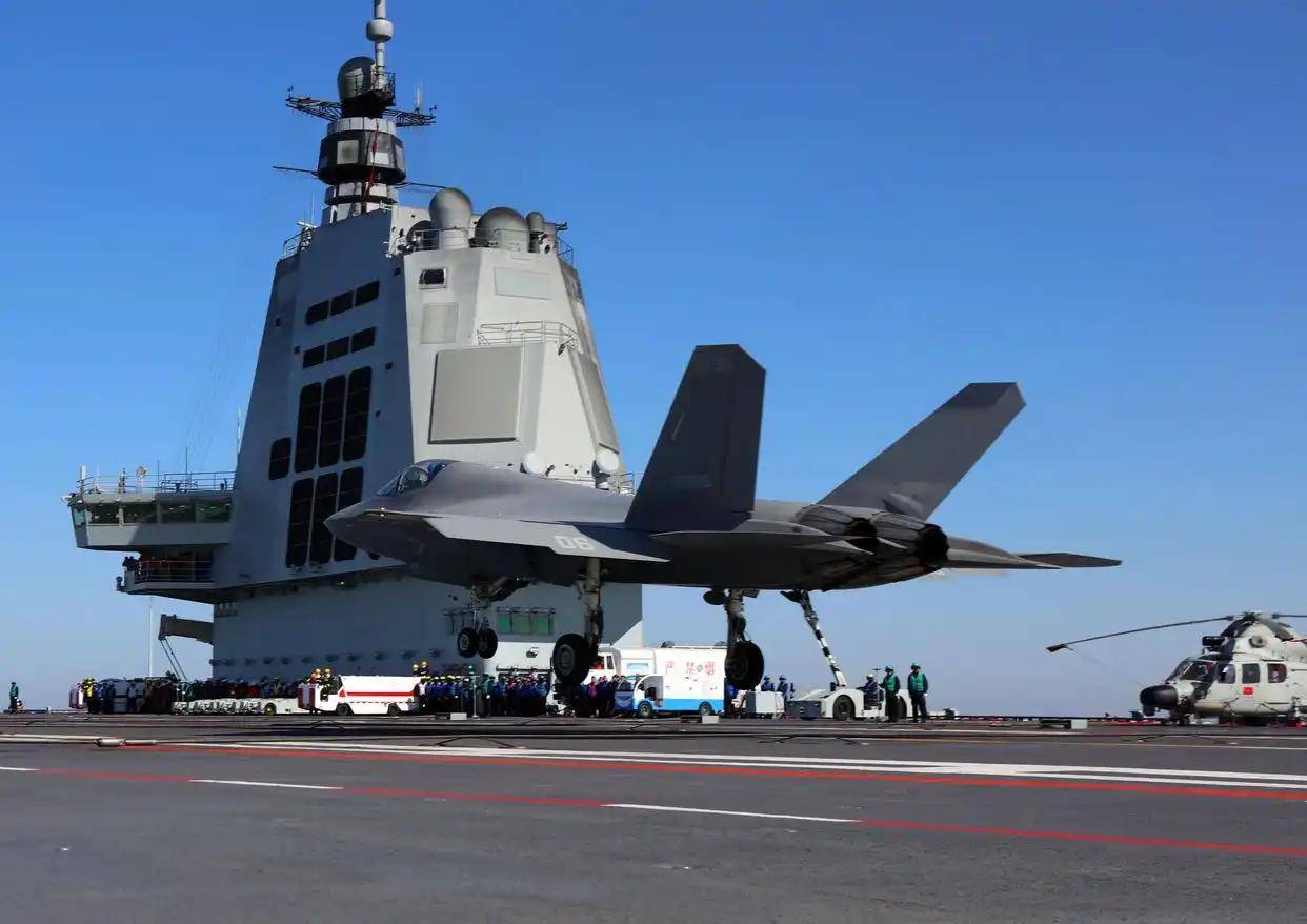 现场高清大图！一起感受舰载机弹射起飞“首秀”震撼瞬间
